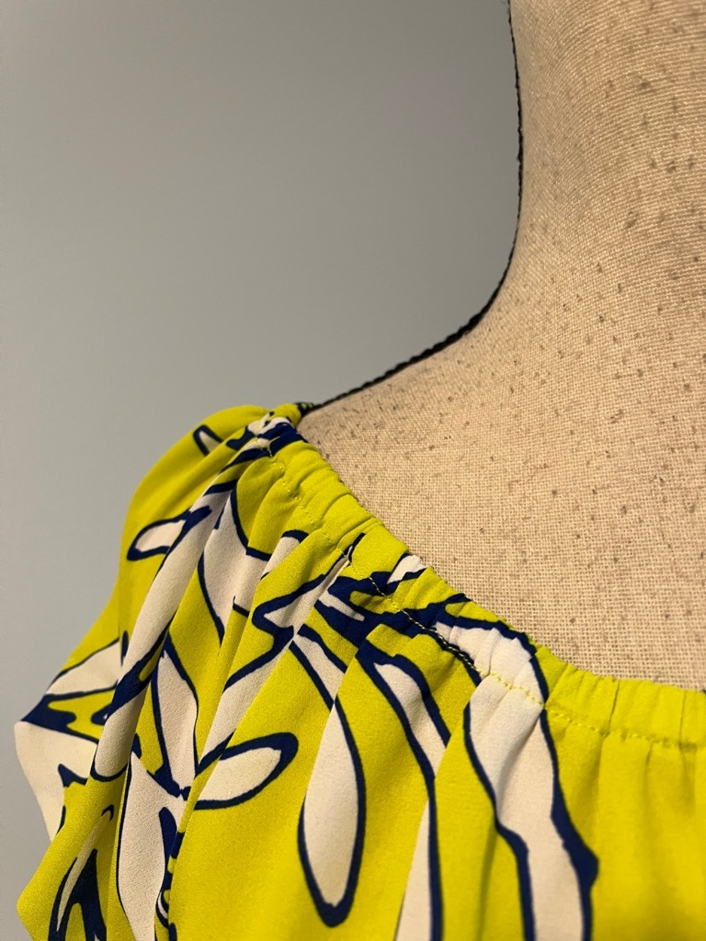 CeCe Floral Blouse. - Picture 4 of 12